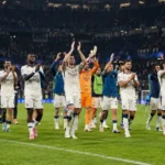 Spelers van Club Brugge applaudisseren na afloop op het veld.