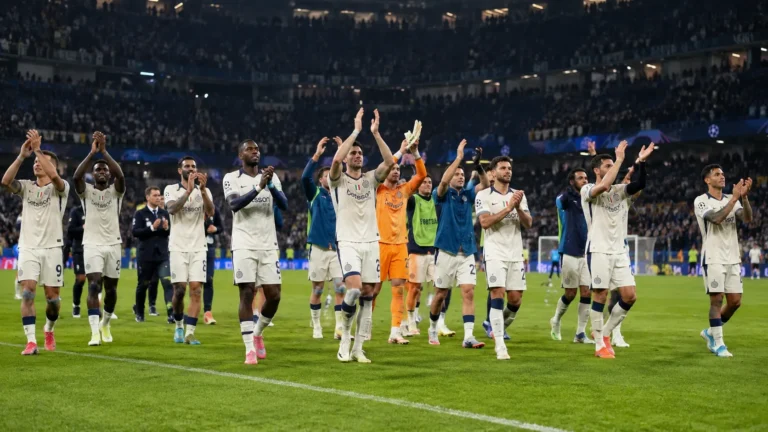 Spelers van Club Brugge applaudisseren na afloop op het veld.