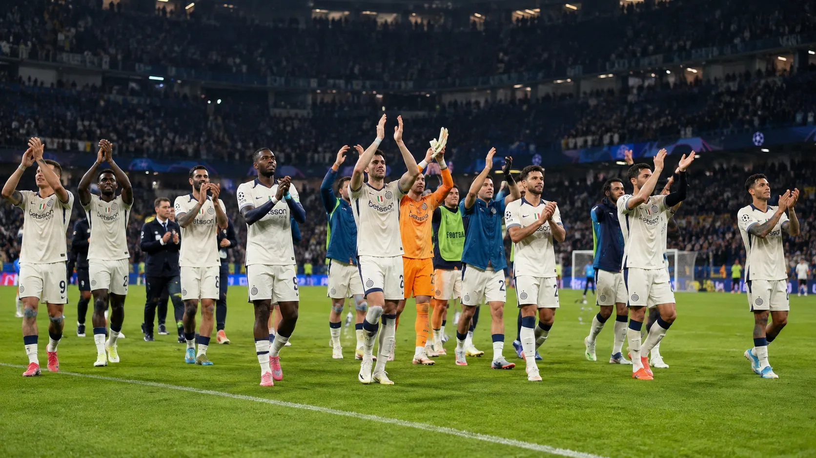 Spelers van Club Brugge applaudisseren na afloop op het veld.