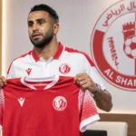 Riyad Mahrez poseert met een Al Shamal-shirt tijdens zijn officiële voorstelling.