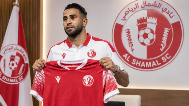 Riyad Mahrez poseert met een Al Shamal-shirt tijdens zijn officiële voorstelling.