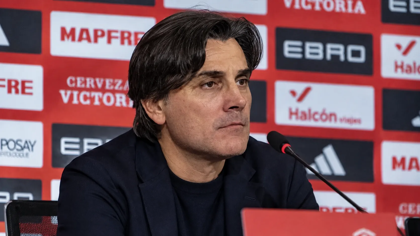 Vincenzo Montella spreekt op een persconferentie voor een rode sponsorwand.
