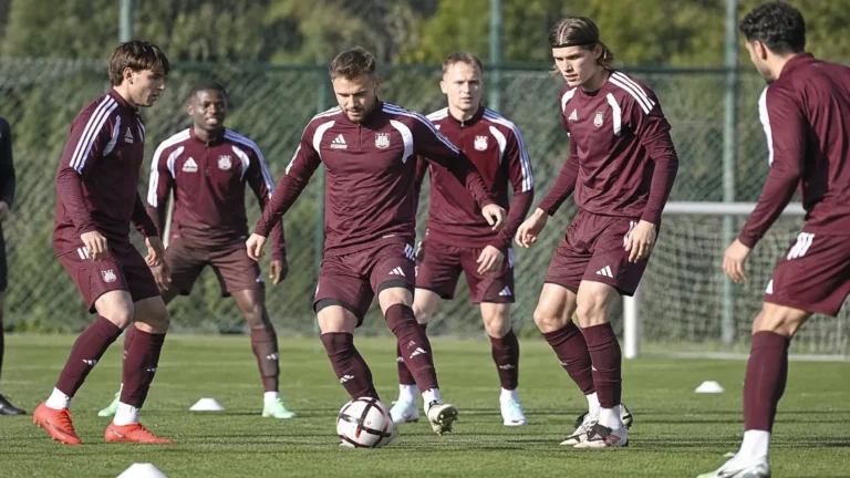 Een groep Anderlecht-spelers tijdens een training op het oefenveld.