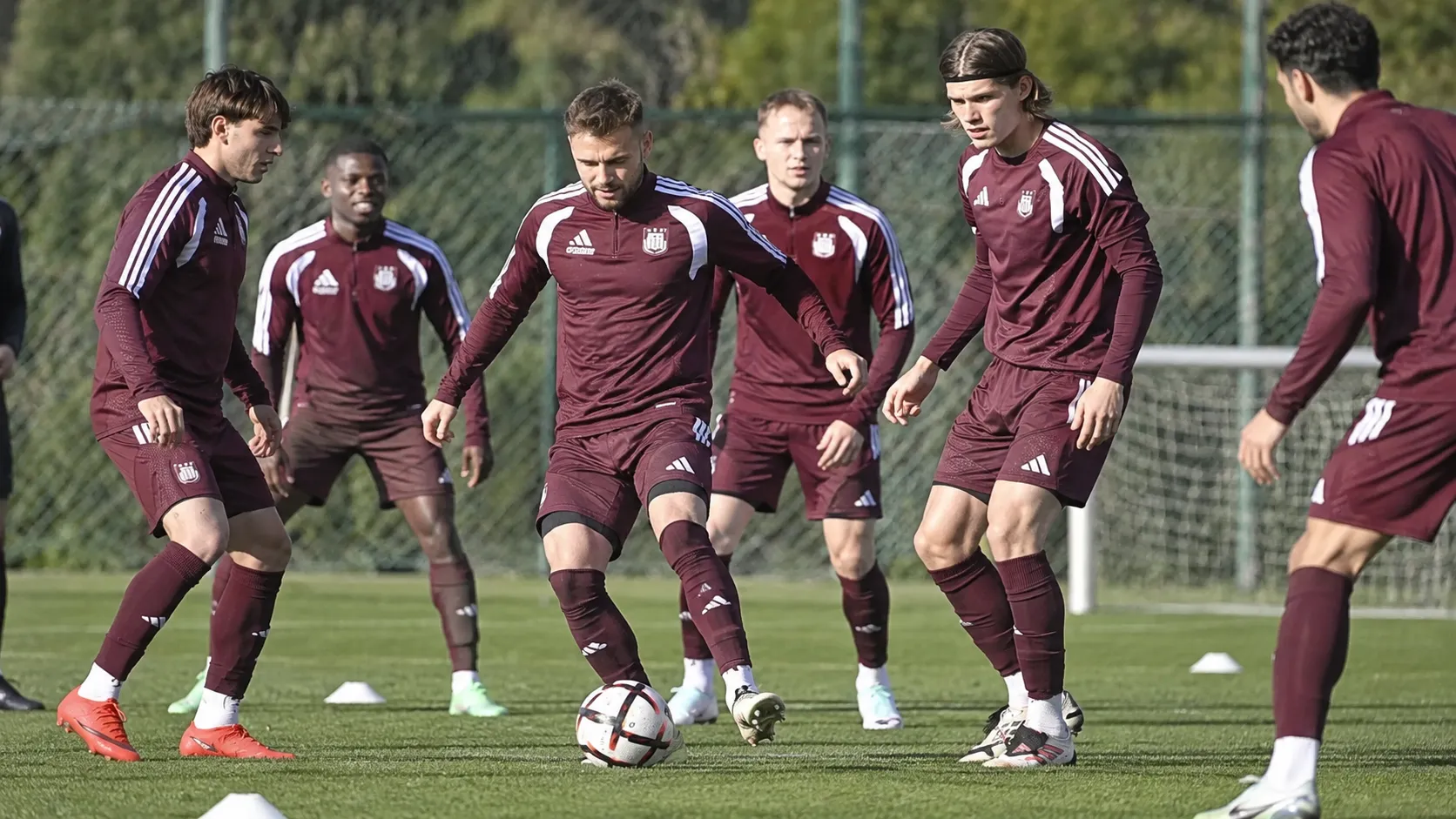 Een groep Anderlecht-spelers tijdens een training op het oefenveld.