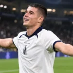Nicolo Tresoldi van Club Brugge met gespreide armen op het veld.