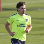 Julián Álvarez loopt tijdens een training van Atlético Madrid op het veld.