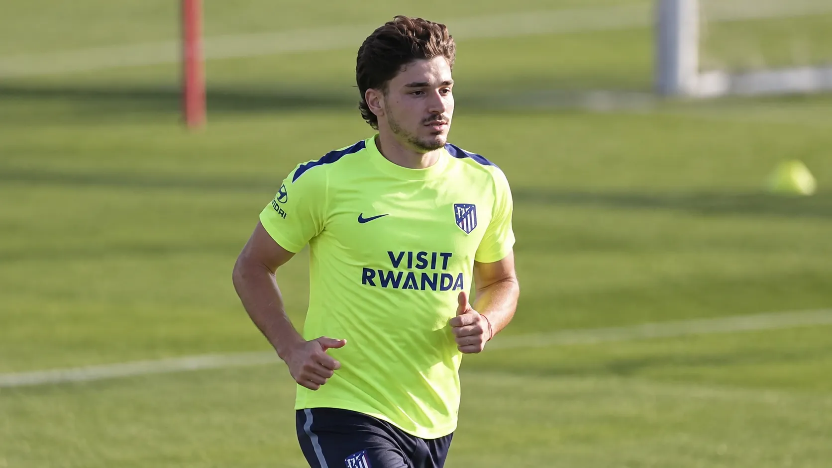 Julián Álvarez loopt tijdens een training van Atlético Madrid op het veld.