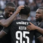 Een groep spelers van Sporting Charleroi viert samen op het veld.