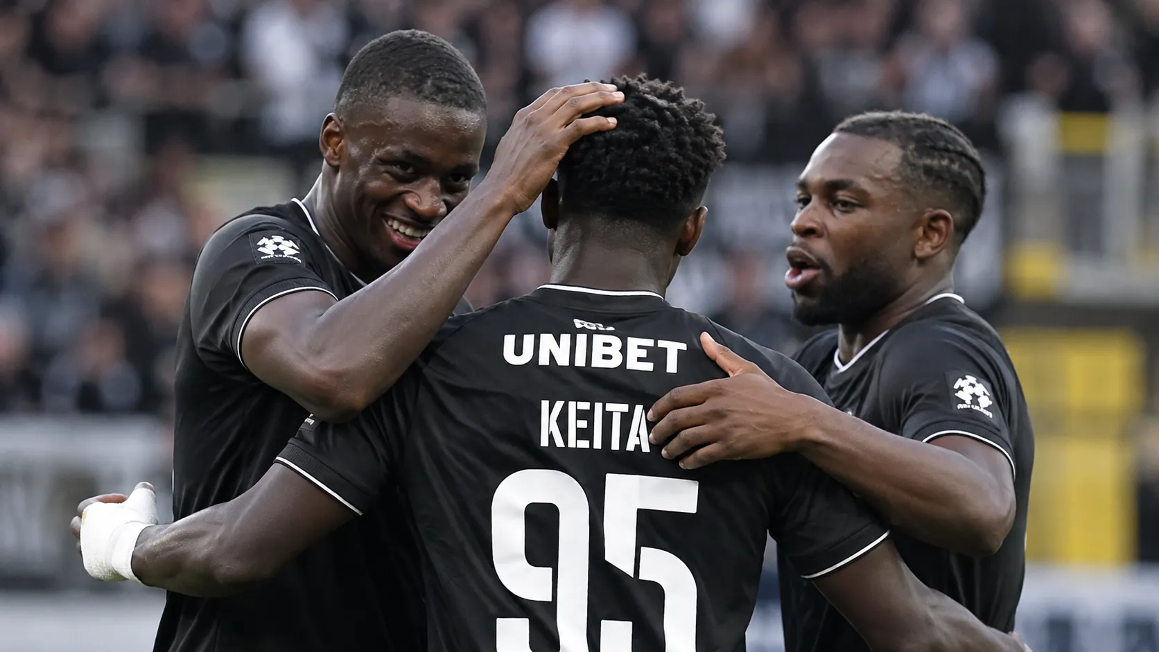 Een groep spelers van Sporting Charleroi viert samen op het veld.