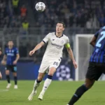 Hans Vanaken van Club Brugge volgt de bal tijdens een wedstrijd op het veld.