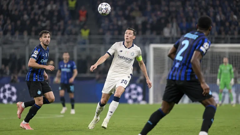 Hans Vanaken van Club Brugge volgt de bal tijdens een wedstrijd op het veld.