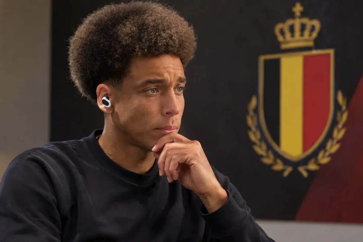 Axel Witsel tijdens een rustig interview in een neutrale mediaruimte met een Rode Duivels-embleem op een wandpaneel.