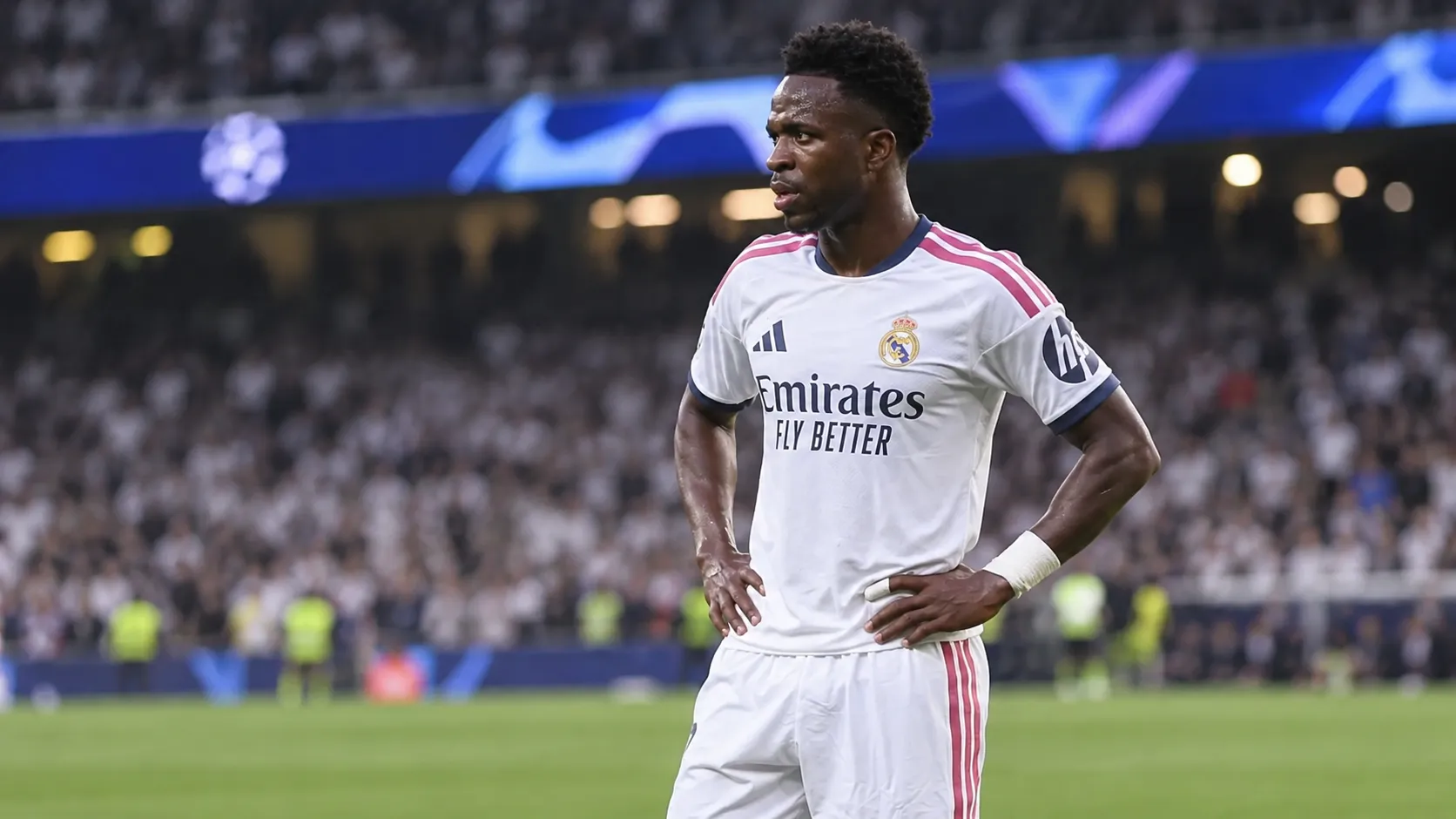 Vinicius Junior van Real Madrid op het veld vlak voor de aftrap.