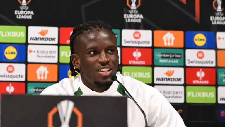 Massiré Sylla tijdens een persconferentie voor een Europa League-wedstrijd.