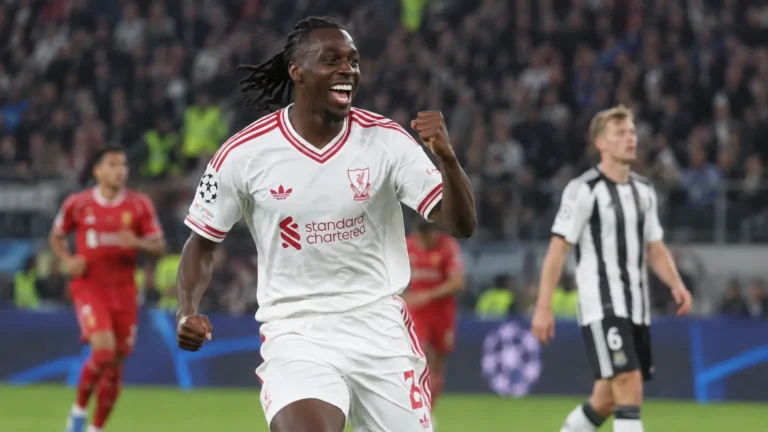 Een Liverpool-speler in wit wedstrijdtenue tijdens een Champions League-wedstrijd.
