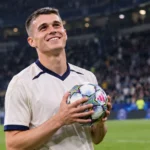 Nicolò Tresoldi houdt na een wedstrijd een wedstrijdbal omhoog op het veld.