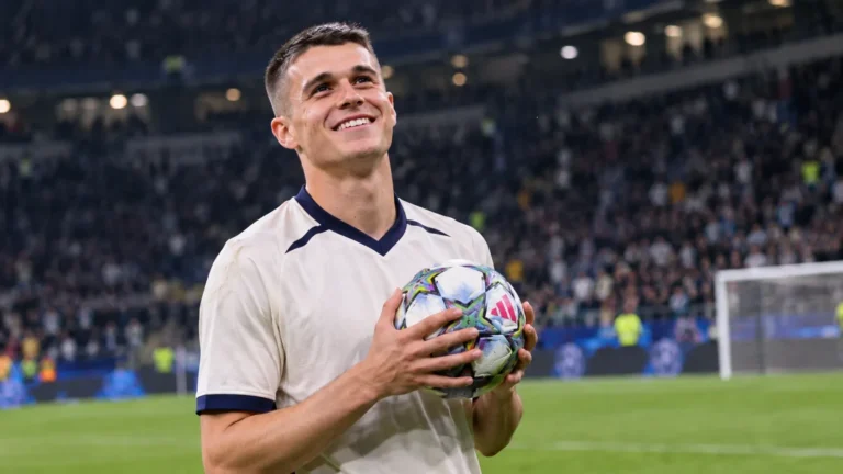 Nicolò Tresoldi houdt na een wedstrijd een wedstrijdbal omhoog op het veld.