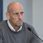 Jaap Stam spreekt in een neutrale interviewstudio.